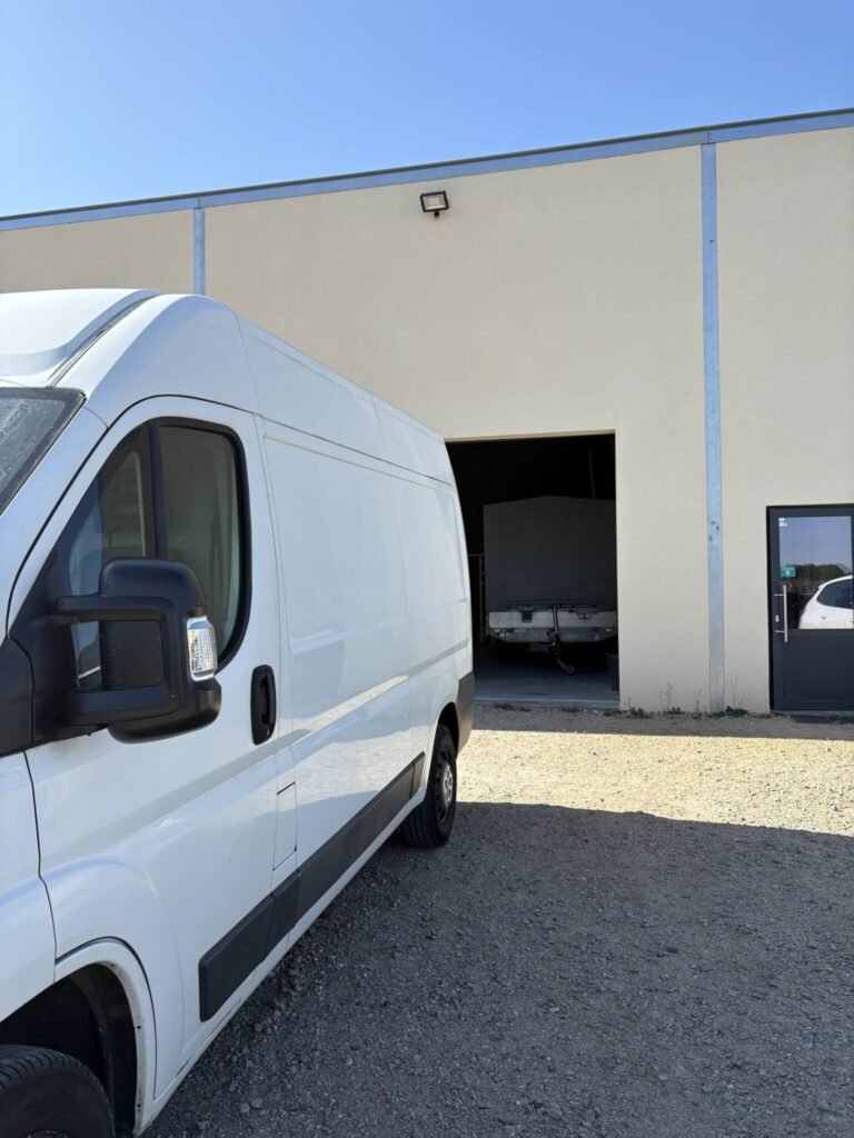 Véhicule utilitaire SPN stationné devant l’entrepôt à Burey