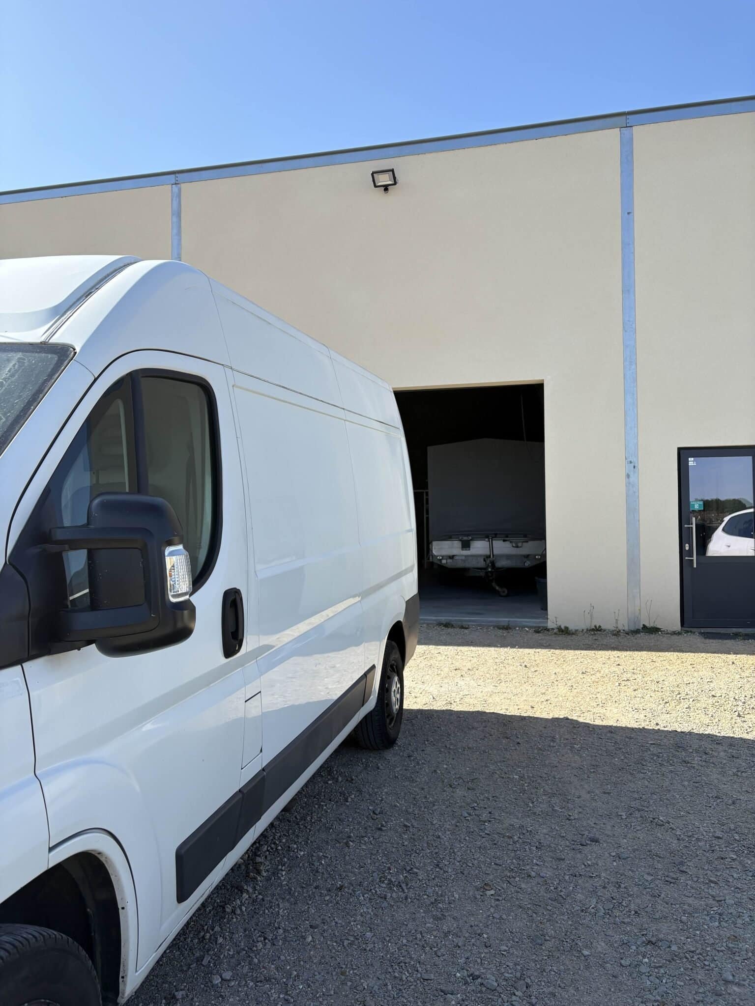 Véhicule utilitaire SPN stationné devant l’entrepôt à Burey