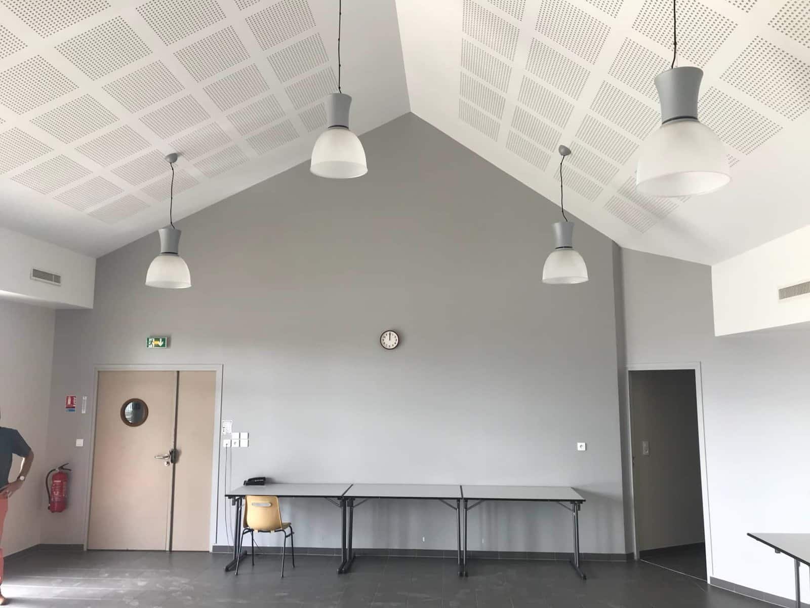 Comment choisir le meilleur plafond acoustique pour réduire le bruit dans mon espace de travail ?