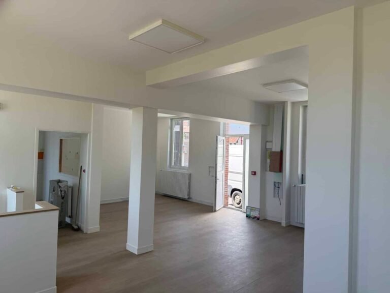 Aménagement intérieur de bureaux livré avec cloisons placo, faux-plafonds et sols posés — réalisation Société de Pose Normande Conches-en-Ouche