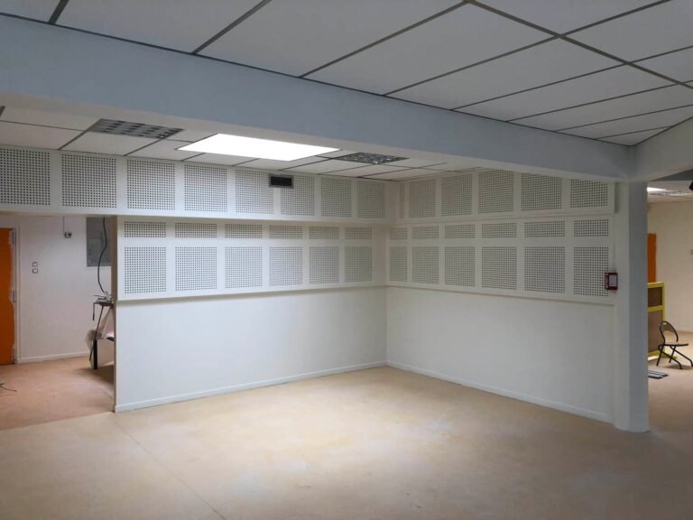 Installation de cloisons et plafond suspendu acoustique perforé dans un local professionnel — isolation phonique par Société de Pose Normande
