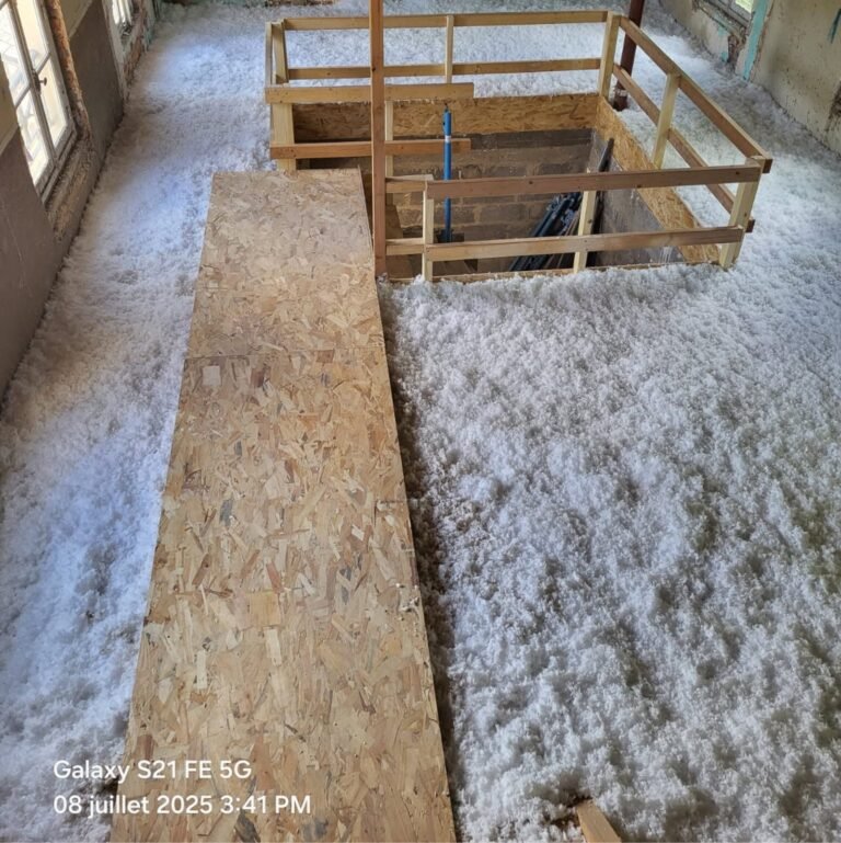 Isolation en laine de verre soufflée et chemin d'accès en OSB dans les combles perdus du château de Trangis à Évreux — Société de Pose Normande